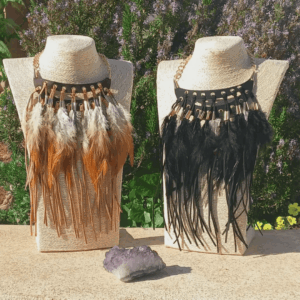 Collares de plumas y flecos